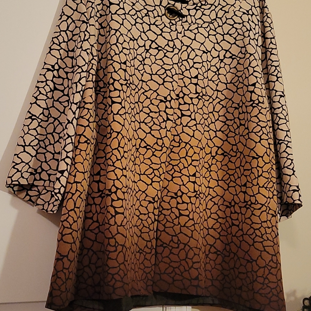 Womens lightweight jacket with 3/4 length sleeves